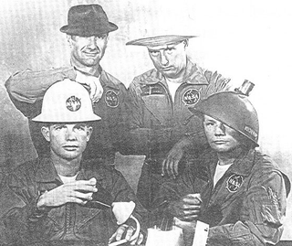 Las tripulaciones titular y de reserva de la misión Gemini 8: arriba los suplentes Richard “Dick” Gordon (sombrero negro) y Pete Conrad (sombrero de “Gilligan) que luego volarían juntos en la Gemini 11 y después en Apollo 12; abajo a la izquierda los titulares Dave Scott (casco de trabajador de la NASA) y Neil Armstrong (usando una lámpara de la rampa de lanzamiento como casco). Una jocosa fotografía seguramente motivada por Conrad y que demuestra además que el “Primer Hombre” no era ese tipo sombrío y aburrido que retratan en su supuesta película biográfica y que si sabía bromear.Scott y Armstrong casi se matan durante el transcurso de dicha misión, pero esa es otra historia...
